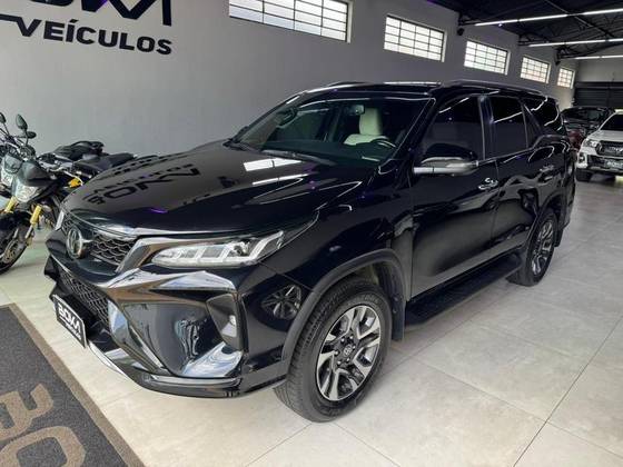 TOYOTA HILUX SW4 2.8 D-4D TURBO DIESEL DIAMOND 7L 4X4 AUTOMÁTICO